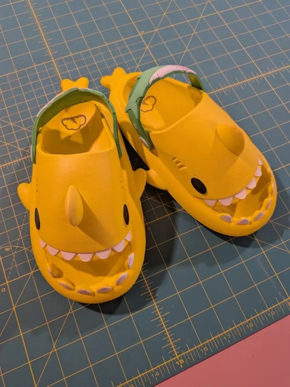 Lemon Yellow Cloud Shark Slides Kids Size 11.5/12 (200)
